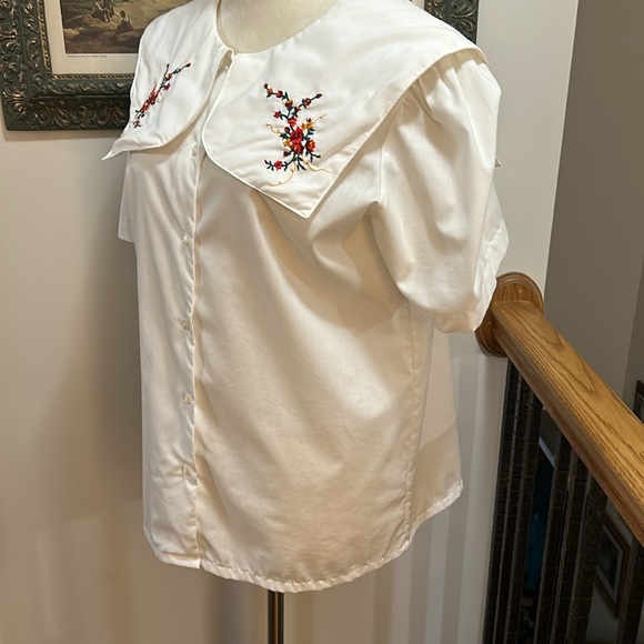 Vintage White Blouse with Floral Embroidery
Oversized Collar Sailot Collar - Picture 8 of 9